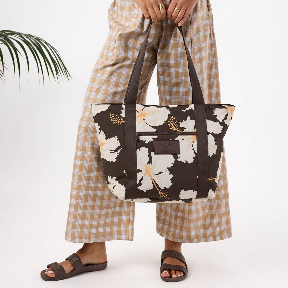Taha'a Keep It Light Zipper Tote in Chocolate