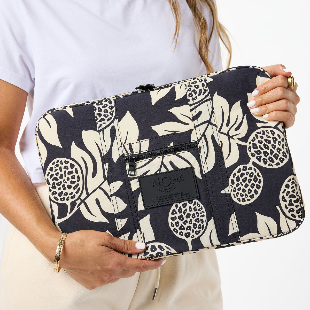 Holomua Keep It Light Laptop Case in Sand on Black