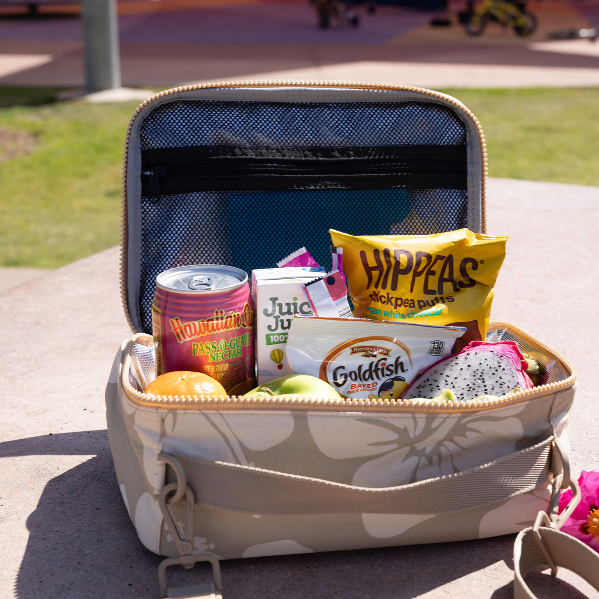 Hana Hou Keep It Light Lunch Box in Creme on Dune