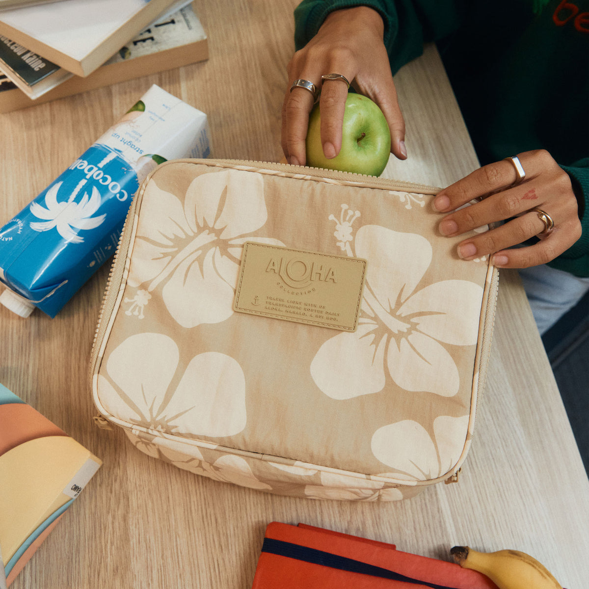 Hana Hou Keep It Light Lunch Box in Creme on Dune
