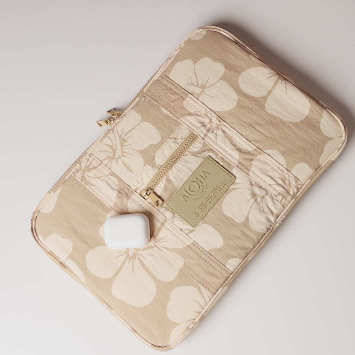 Hana Hou Keep It Light Laptop Case in Creme on Dune