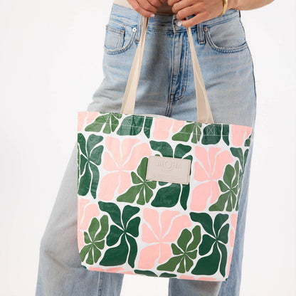 Wavy Reversible Tote in Vineyard
