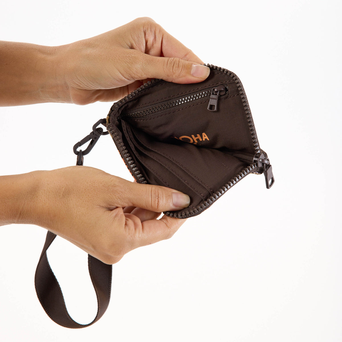 Shoreline Go-To Wristlet in Coconut