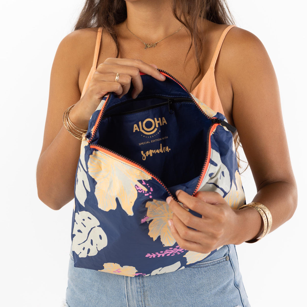 MAX Pape驶ete by Samudra Pouch in Neon Moon on Navy