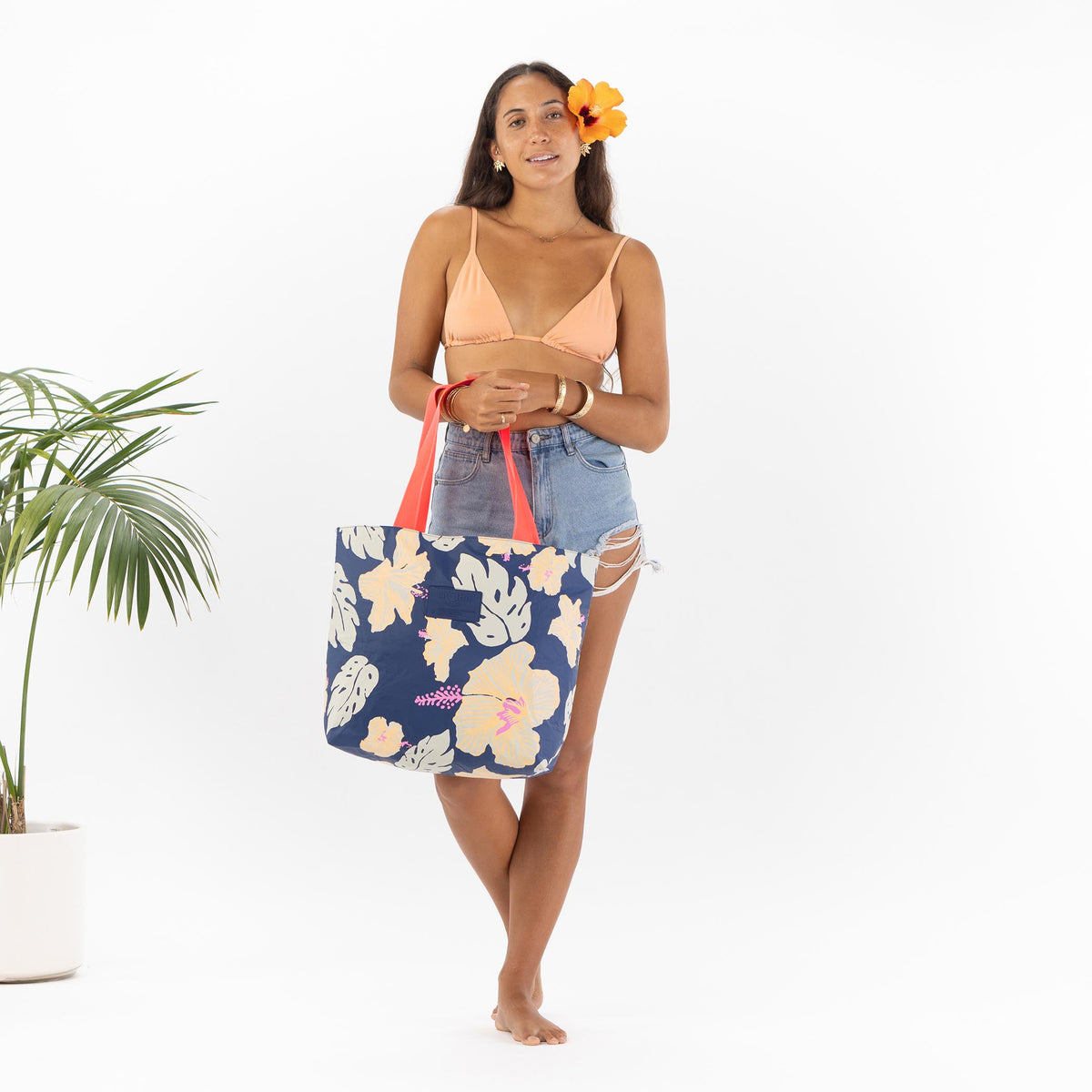 Pape驶ete by Samudra Day Tripper in Neon Moon on Navy