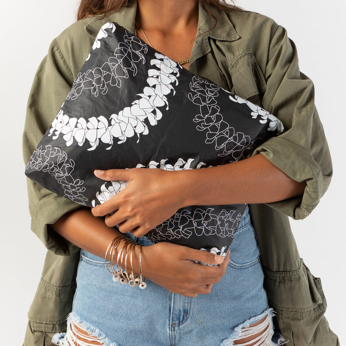 Puakenikeni MAX Pouch in White on Black