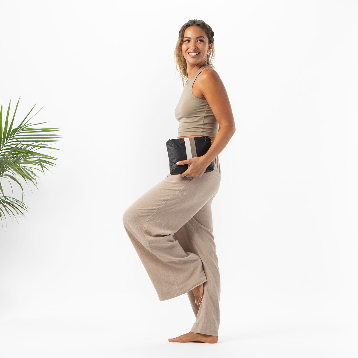 Le Voyageur Small Pouch in Caffe on Black