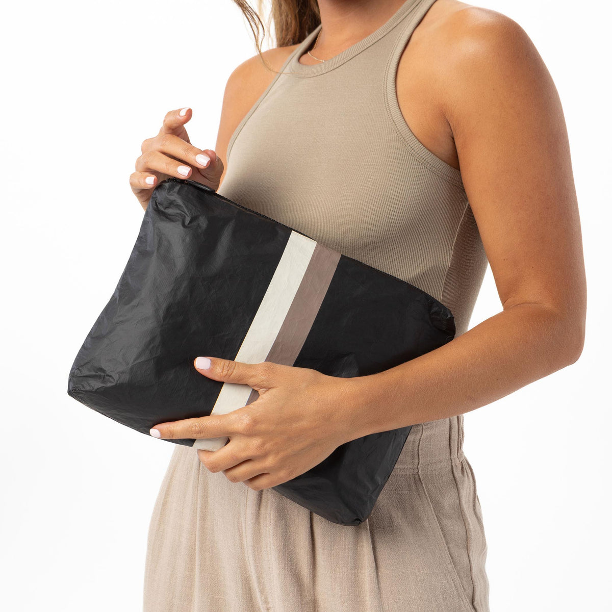 Le Voyageur Mid Pouch in Caffe on Black