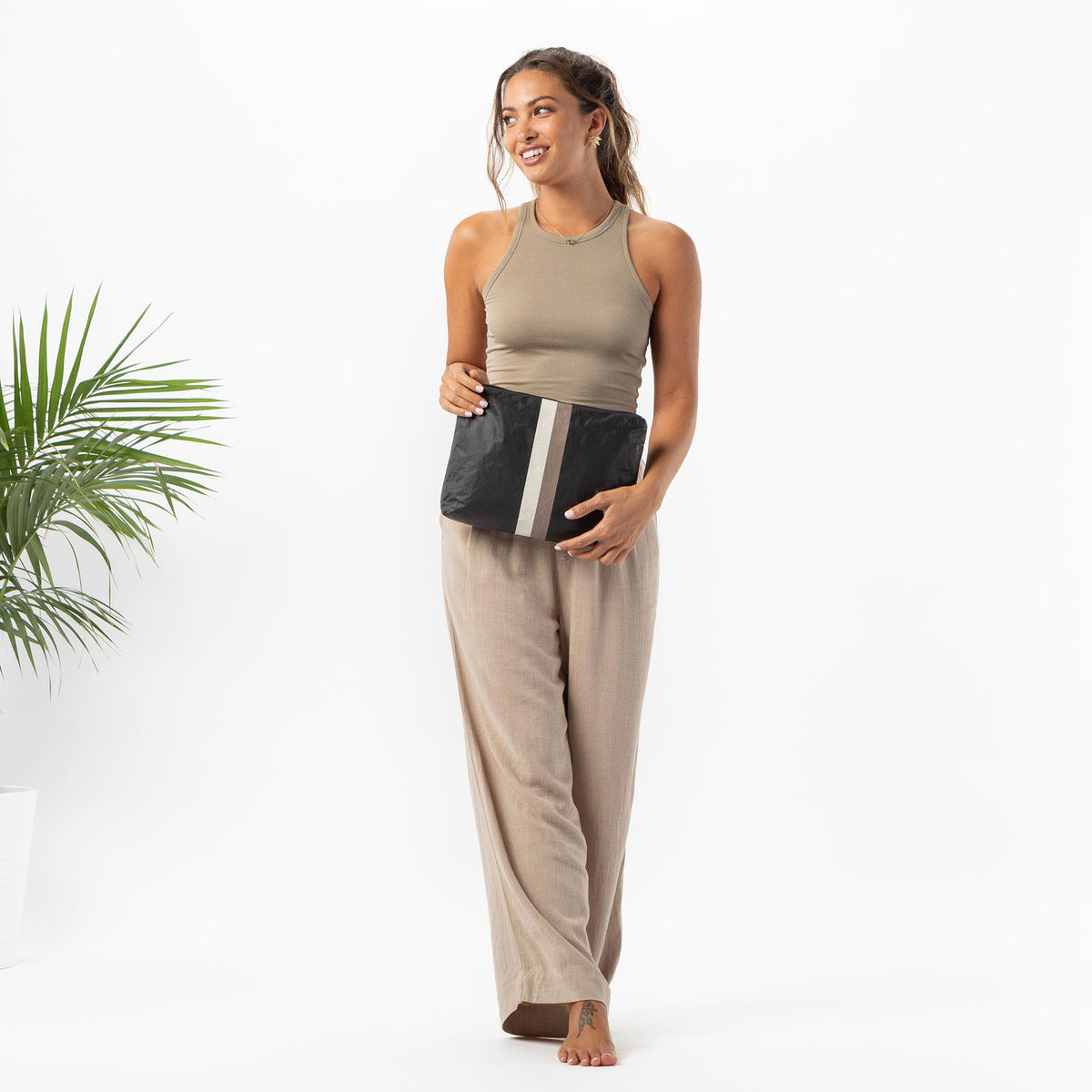 Le Voyageur Mid Pouch in Caffe on Black