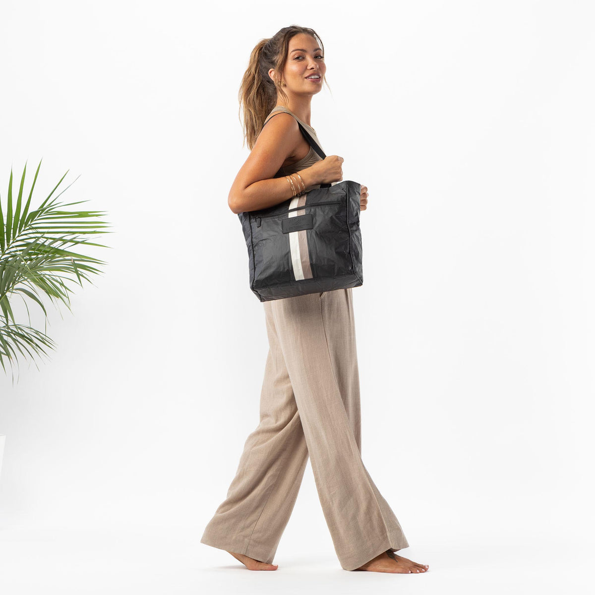 Shop Go-To Tote Le Voyageur in Caffe on Black