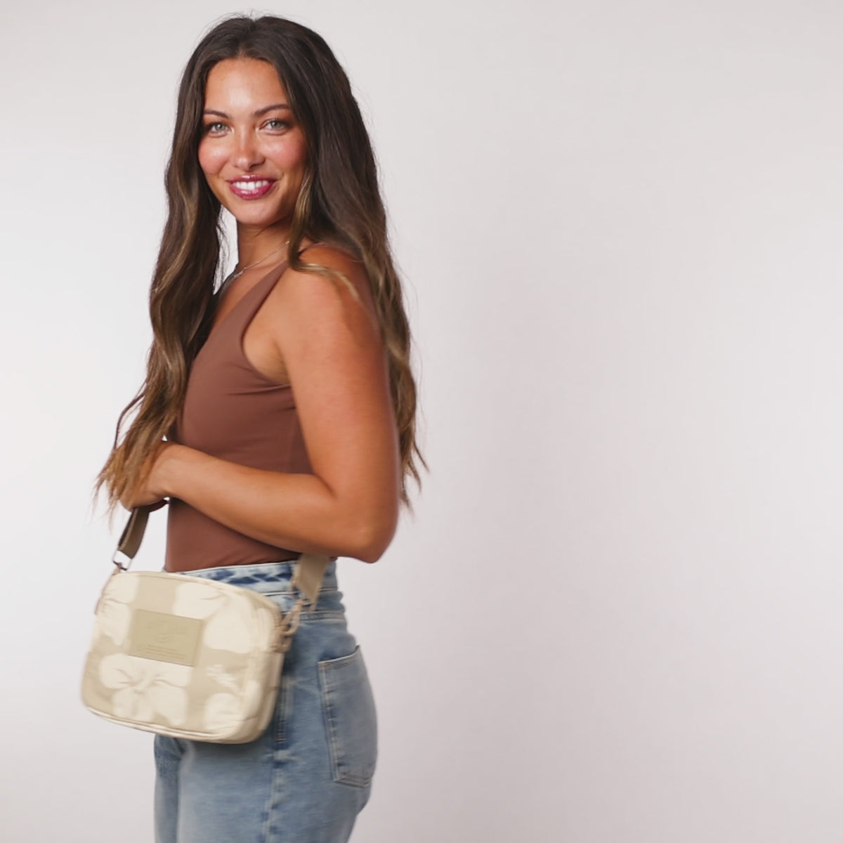 Hana Hou Keep It Light Le Tour in Creme on Dune